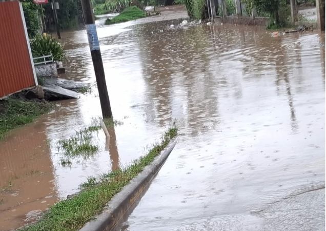 ¡SE DESBORDÓ EL RIO GUACHALA! Y DEJA SIN ACCSESO AL BARRIO LLANO DE LA VIRGEN EN INTIBUCÁ