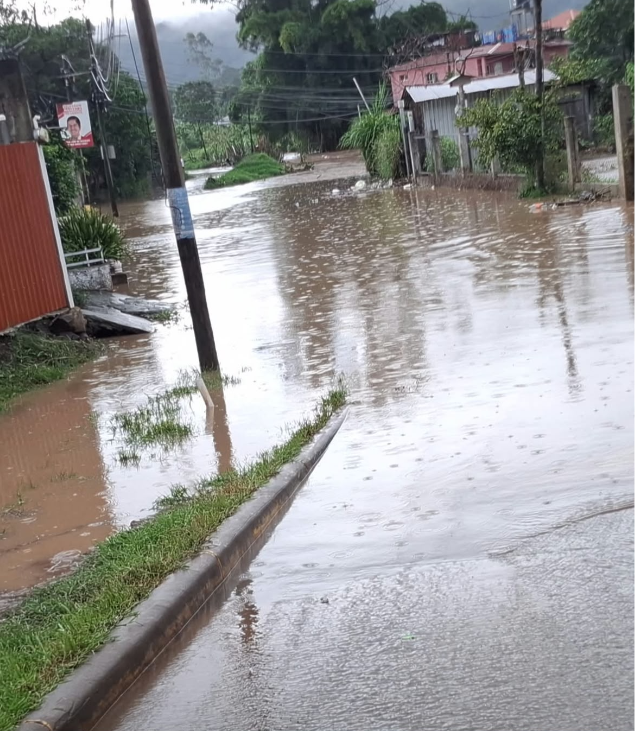 ¡SE DESBORDÓ EL RIO GUACHALA! Y DEJA SIN ACCSESO AL BARRIO LLANO DE LA VIRGEN EN INTIBUCÁ